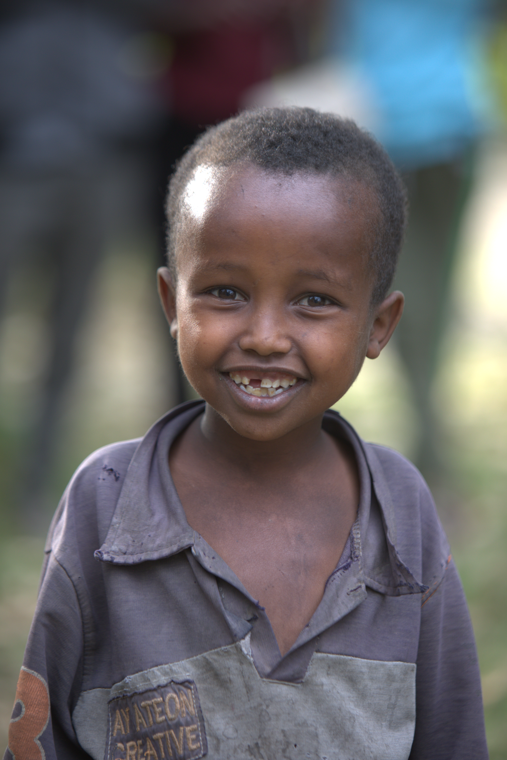 Et smilende barn i Etiopia